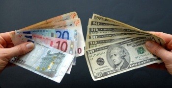 На торгах 23 августа курс евро упал 