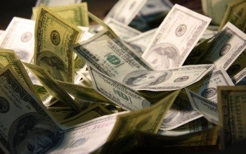 На торгах 26 августа курс доллара остался на уровне годового максимума 