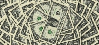 На торгах в среду курс доллара и евро снова обновили годовой максимум