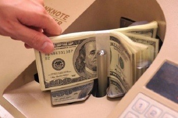 На 1 августа 2013 года госдолг Беларуси составил 141,2 трлн рублей