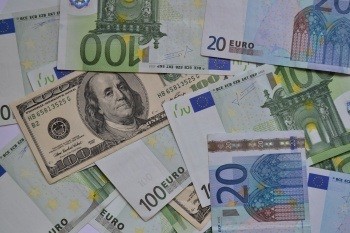 На торгах 15 октября белорусский рубль продолжил ослабляться