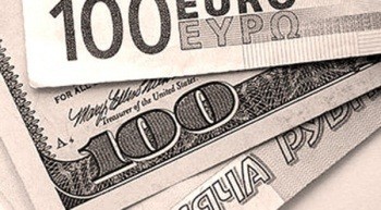 На торгах 5 ноября белорусский рубль ослаб к доллару и евро