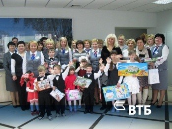 Воспитанники детского дома поздравили сотрудниц банка ВТБ с 8 марта 