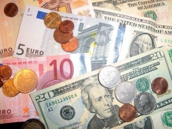 На торгах 17 марта белорусский рубль уступил только евро