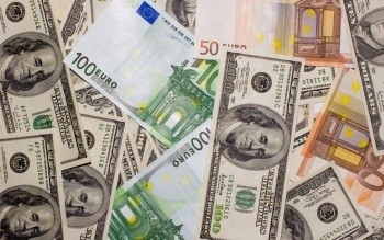 Белорусский рубль в нокауте, доллар празднует юбилей на отметке 10 000