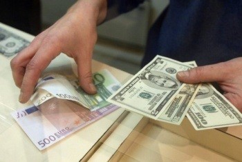 Новый взрыв интереса к валюте: белорусы скупают валюту и продавать обратно не торопятся