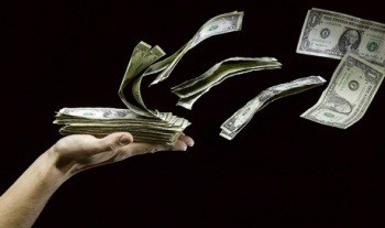 В марте белорусы понесли валюту обратно в обменники