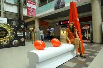 В Минске появилась первая арт-скамейка с бесплатным интернетом