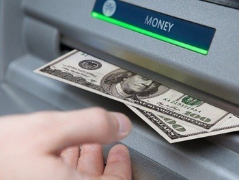 Банки вводят ограничения на транзакции и снятие валюты