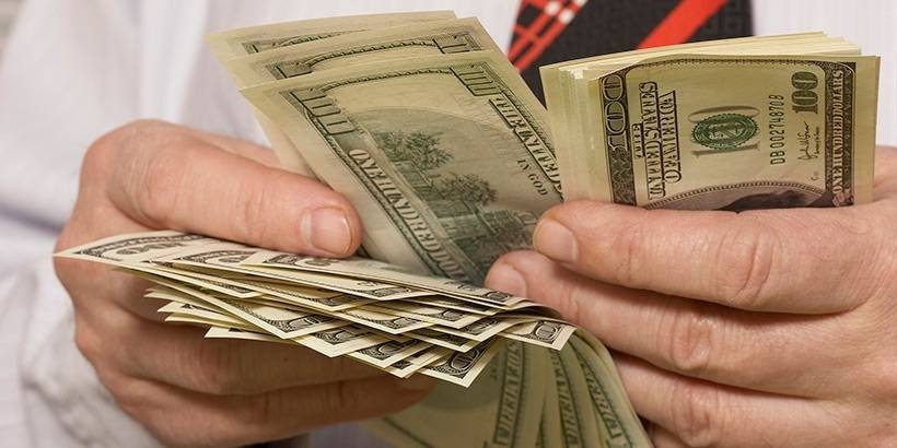 В феврале белорусы продали валюты больше, чем купили