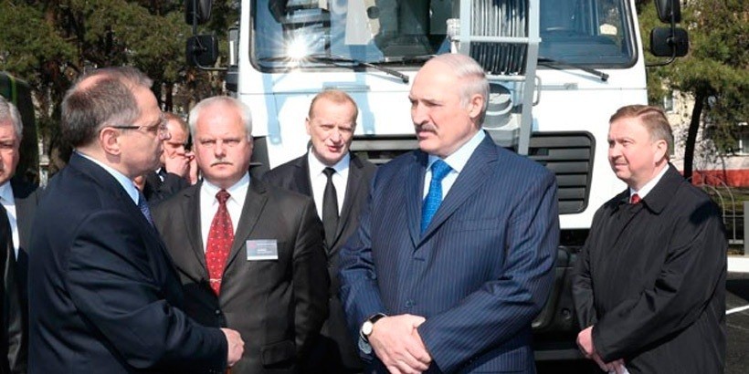 Кредиты – только под гарантии сбыта, чиновников – на белорусские Geely. Президент побывал на МАЗе