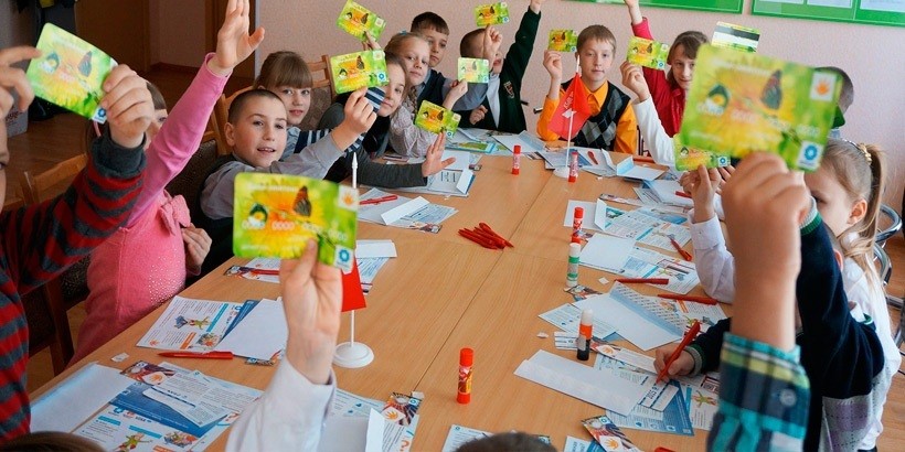 Такой маленький, а уже с пластиком. Обзор детских платежных банковских карт