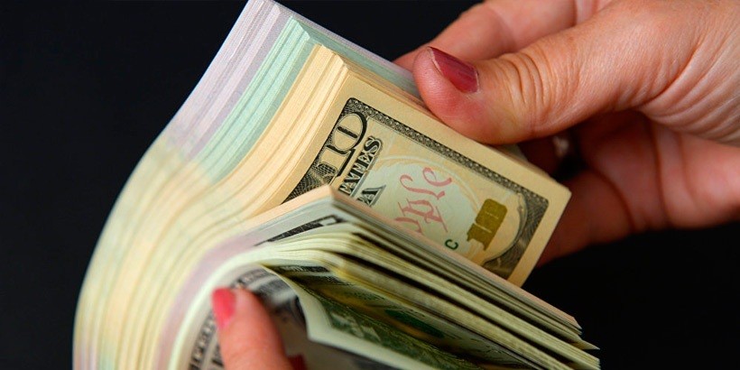 Витебский банк из-за романа сотрудницы потерял почти миллион долларов