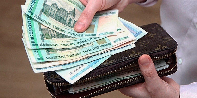 Зарплата в апреле: упала в рублях, но выросла в долларах