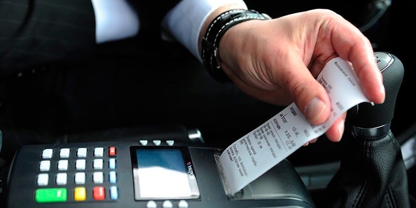 Пассажиру дадут право не платить таксисту, если тот не выбил чек