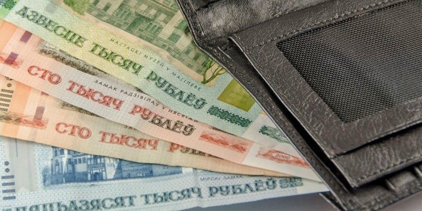 Зарплаты в мае: прибавил воздушный транспорт, потеряло страхование