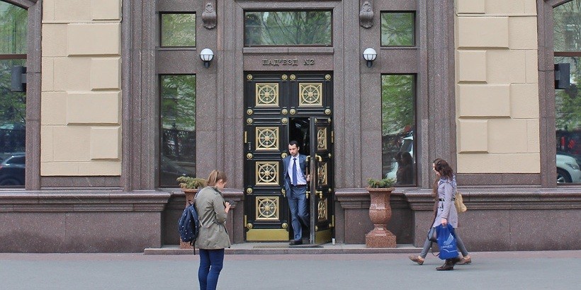 Объем депозитов и кредитов в рублях растет, в валюте – сокращается