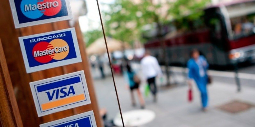 «Кредитов не беру – не люблю долгов». Какими банковскими продуктами пользуются известные белорусы