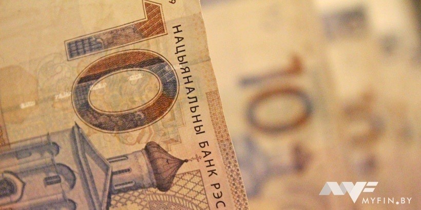 Зарплаты в августе: больше всего потеряло страхование, а прибавил грузовой ж/д транспорт