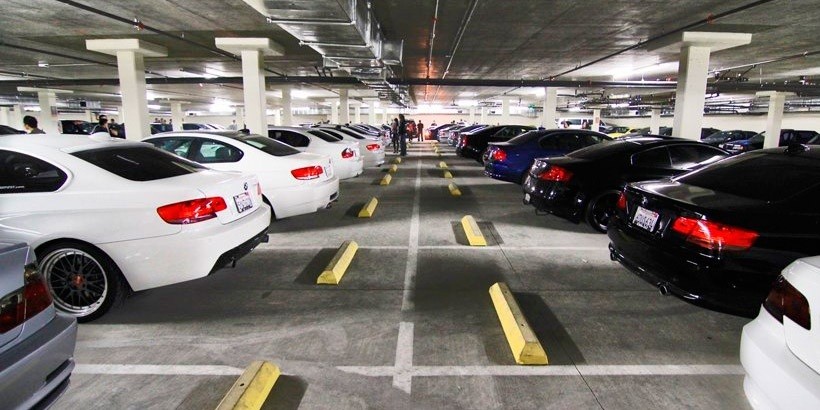 В центре Минска открылся «умный» паркинг с бесплатным въездом