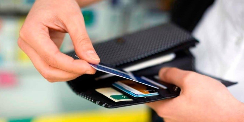 Число банковских карт выросло, а банкоматов стало меньше