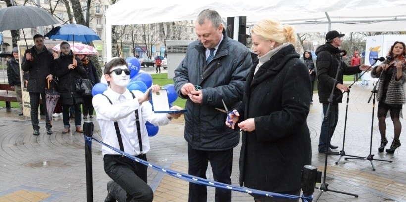 При поддержке банка ВТБ на площади Якуба Коласа открылась выставка «Художник и город»