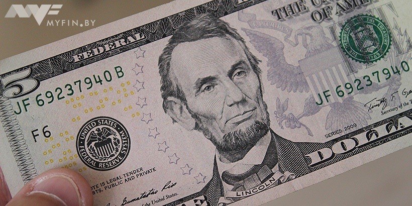 Эксперт: Белорусы стали хранить валюту на обычных счетах