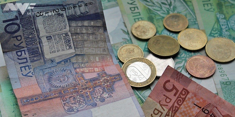 Средняя зарплата за октябрь выросла в рублях, но не в долларах