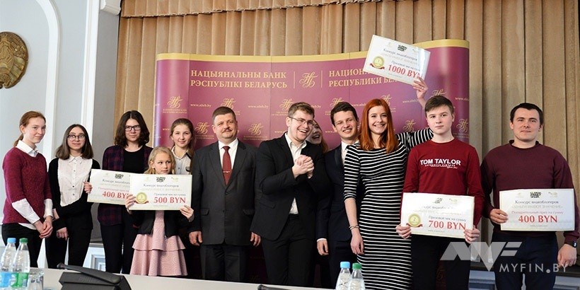 Нацбанк наградил победителей конкурса видеоблогеров
