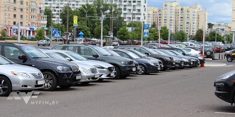 От Infiniti до Skoda: на каких машинах ездят минские банкиры