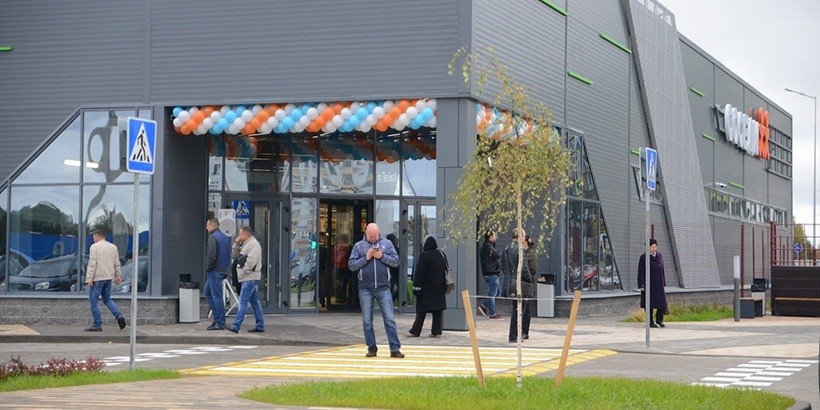 «Соседи», суши-бар и будки для собак. В Новой Боровой открыли торговый центр