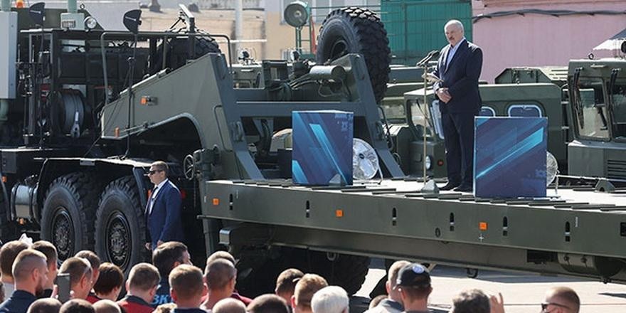 Лукашенко обещает выборы, но только после принятия новой конституции