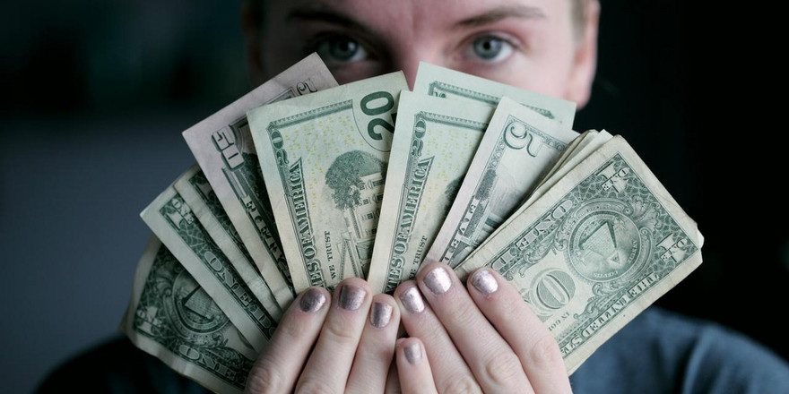 Женщине по ошибке вместо $100 перевели $10,5 млн: все вскрылось через полгода