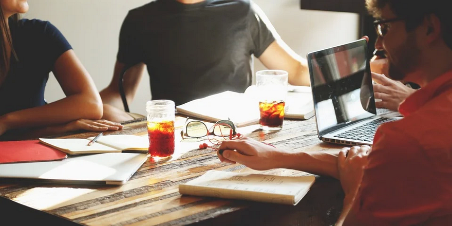 Все о валютных договорах: с кем можно заключать, где регистрировать, как быть с акциями