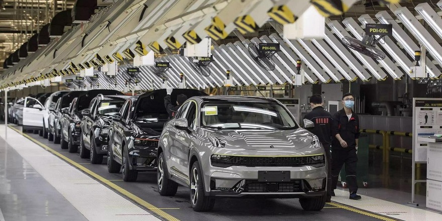 Прибыль китайского автогиганта Geely в первом полугодии упала больше чем на треть