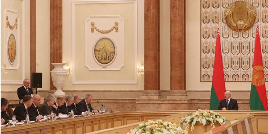 Лукашенко о долгах Витебщины на $1,4 млрд: «Война идет, а вы болтовней занимаетесь»