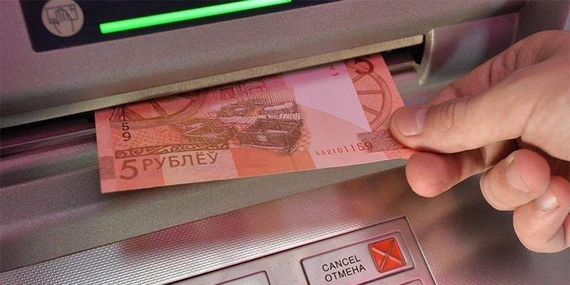 В каких банках самые высокие комиссии за снятие наличных? Актуальный обзор