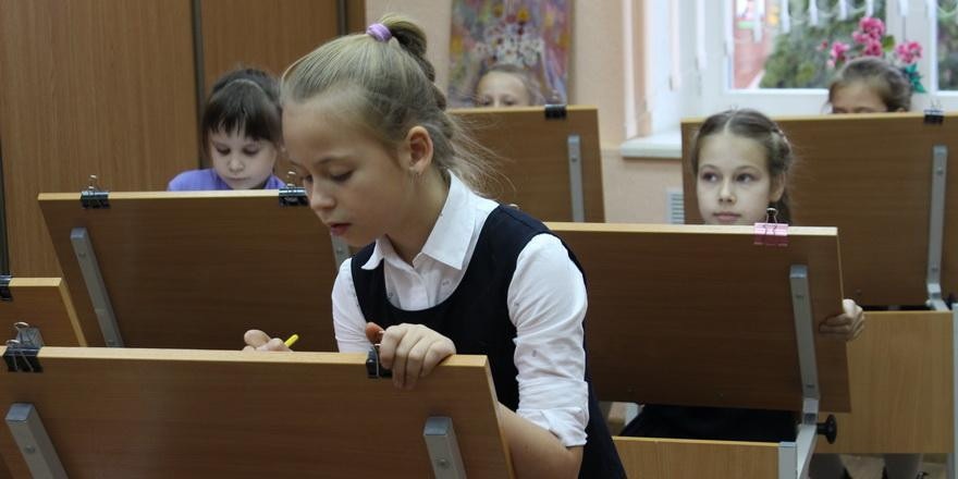 Кэшбэк, бесплатный выпуск, пропуск в школу:  обзор детских банковских карт