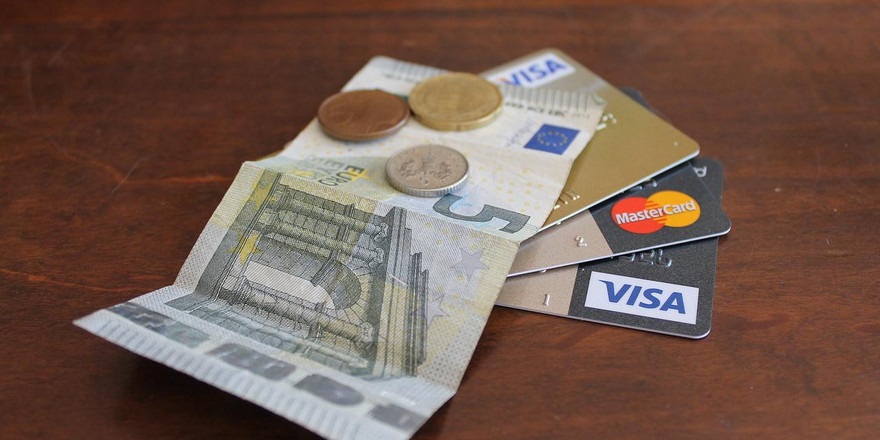 Банки перевели расчеты по картам Visa в евро: что поменяется и стоит ли переживать?