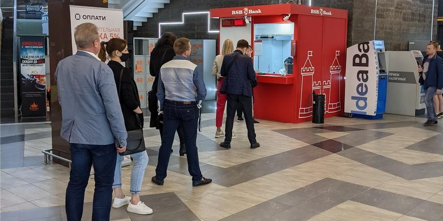 Деньги кончились? Впервые за последние годы белорусы продали валюты больше, чем купили