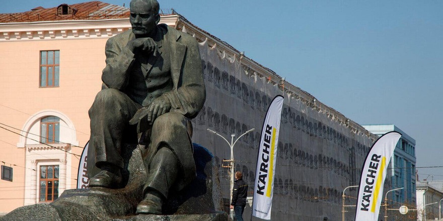 Чистая классика: в Минске очистили памятник великому писателю