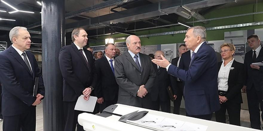 Лукашенко: одной ногой вступили в финансовый кризис, пытаемся вернуть ее на место