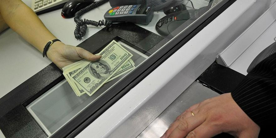 Российский и белорусский рубли летят вниз, рынки на грани краха. Объясняем, чего ждать