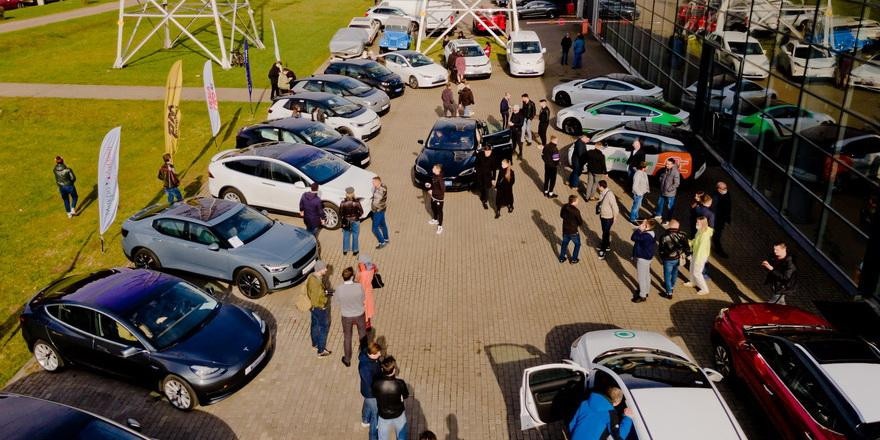 Сколько стоит взять Tesla в лизинг? Репортаж с фестиваля электромобилей в Минске