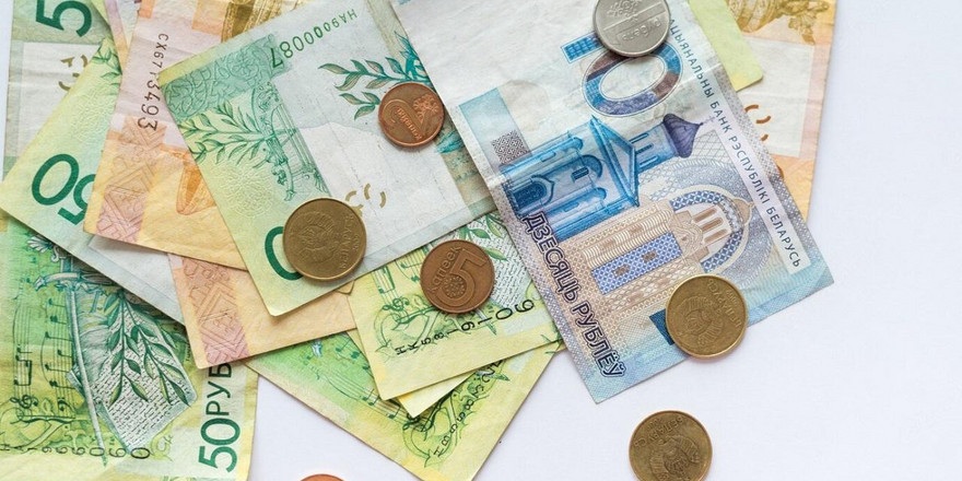 Средняя зарплата белорусов в январе упала на 12% – смотрим на цифры