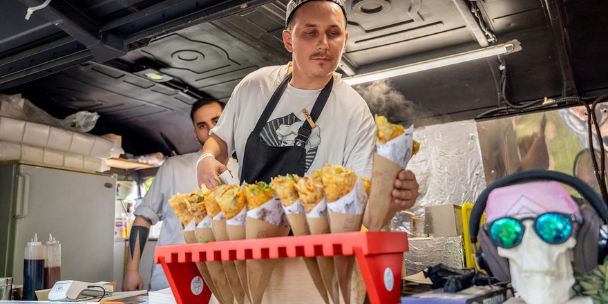 Пицца, чебупели и трдельники: узнали, что вкусного продают в Lidbeer Dvor и сколько это стоит