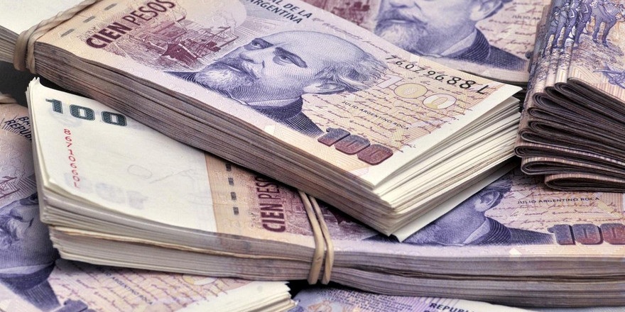 В Аргентине проблемы с наличными платежами – люди вынуждены рассчитываться пачками купюр