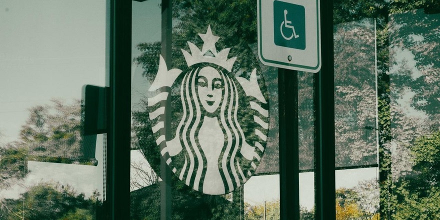 Экс-менеджер Starbucks выиграла иск на $25 млн по делу об увольнении из-за расовой дискриминации