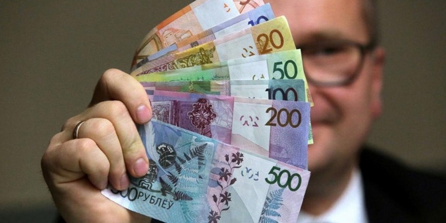 Белорусы продолжают открывать вклады в рублях: вот чем их завлекают банки
