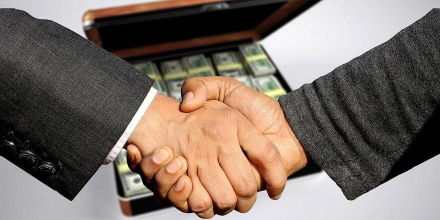 Как правильно одолжить деньги и суметь их вернуть: расписка или договор займа